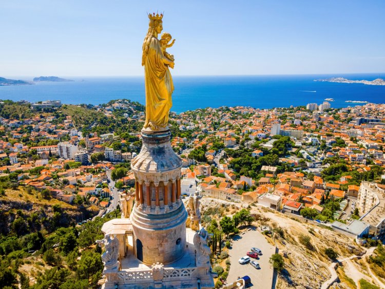Du haut de Notre-Dame de la Garde, panorama complet sur l'intérêt d'investir dans l'immobilier à Marseille.