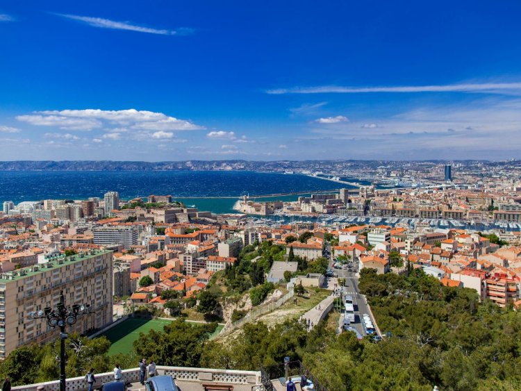 Parmi les 111 quartiers officiels de Marseille, les promoteurs immobiliers nationaux ou locaux ont de quoi proposer des programmes neufs de qualit. | Shutterstock