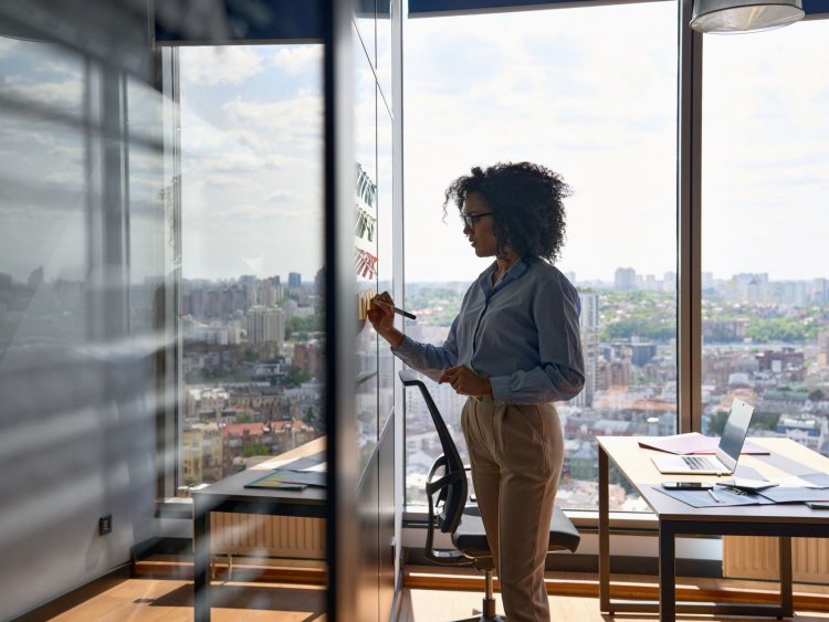 Des bureaux modernes et lumineux, un exemple dinvestissement rentable dans limmobilier dentreprise, offrant stabilité et performance.