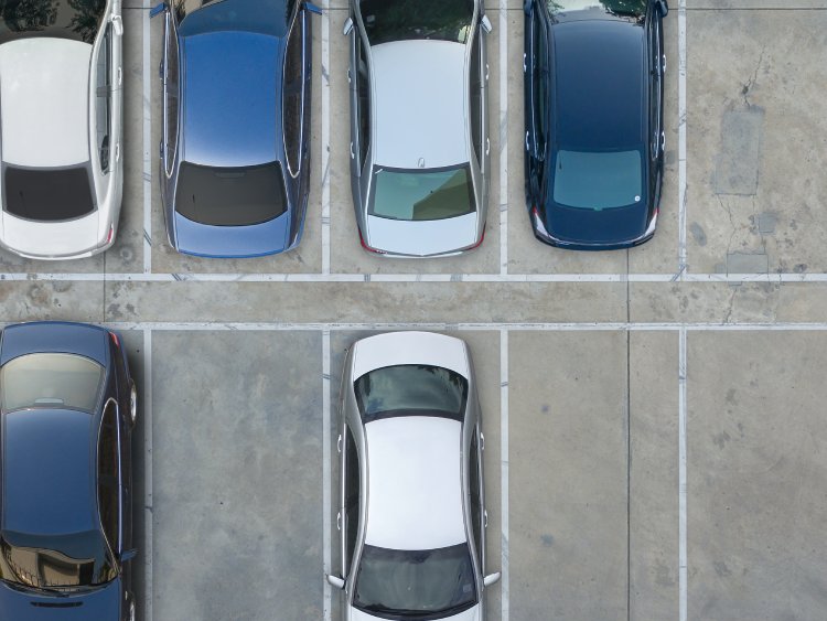 Pour savoir combien de parking sont imposs par logement, vrifiez les prescriptions dfinies dans le PLU de votre commune. | Shutterstock
