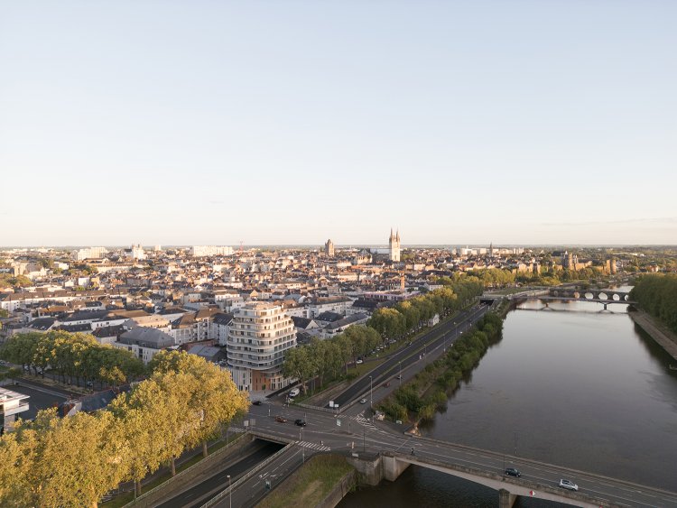 Nouvelle tour emblème de 11 étages dans la skyline d'Angers, Arborescence vient d'être inaugurée par Vinci Immobilier.