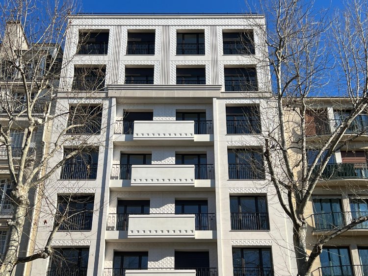 La Galerie Peretti, un projet emblématique de recyclage urbain qui transforme un garage en 39 appartements neufs à Neuilly-sur-Seine.