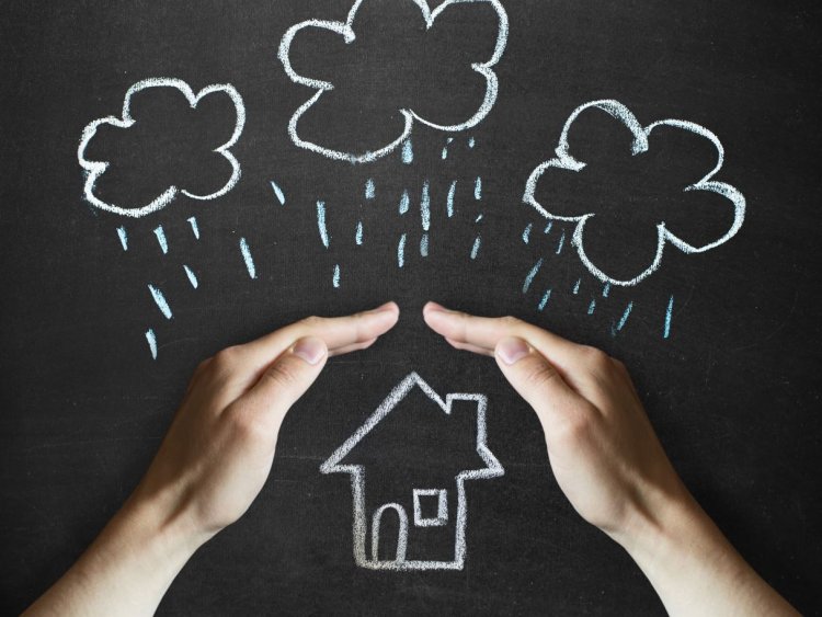 Une maison bien préparée face aux tempêtes et inondations grâce à des mesures de renforcement et une assurance adaptée.