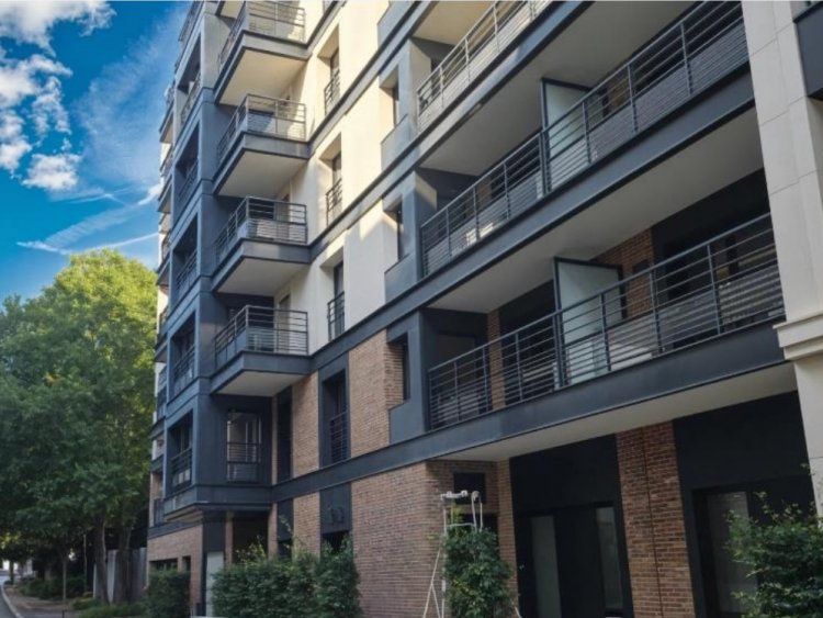 Façade du nouvel ensemble résidentiel livré à la CDC Investissement dans le projet Village des Rosiers, à Saint-Ouen, dans le quartier des Puces.